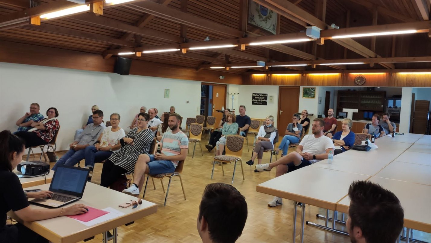 Die Teilnehmer der Gründungsversammlung zum Dorfverein Elpenrod im Dorfgemeinschaftshaus Elpenrod.